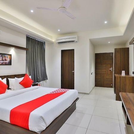 Oyo 16604 Hotel Sparsh Inn أحمد أباد المظهر الخارجي الصورة