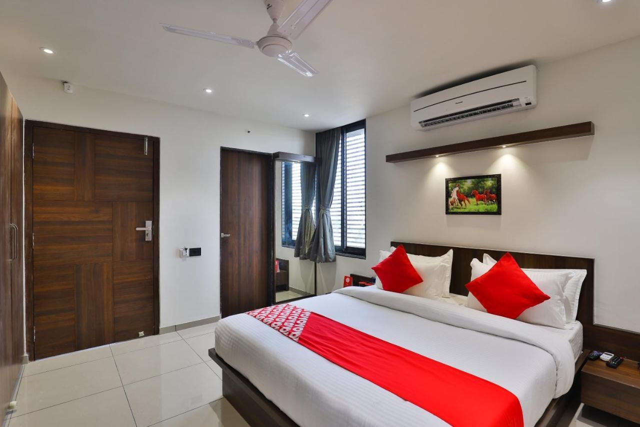 Oyo 16604 Hotel Sparsh Inn أحمد أباد المظهر الخارجي الصورة