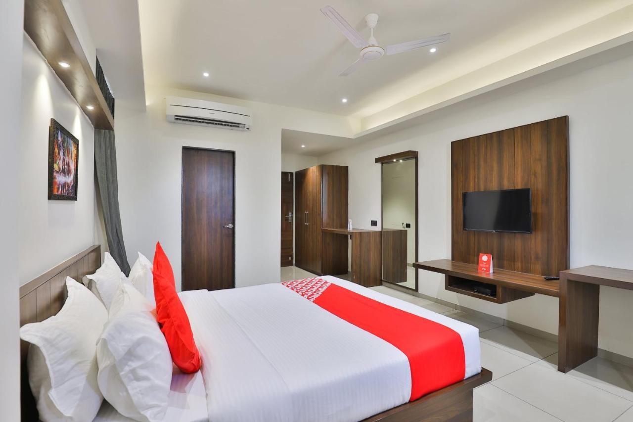 Oyo 16604 Hotel Sparsh Inn أحمد أباد المظهر الخارجي الصورة