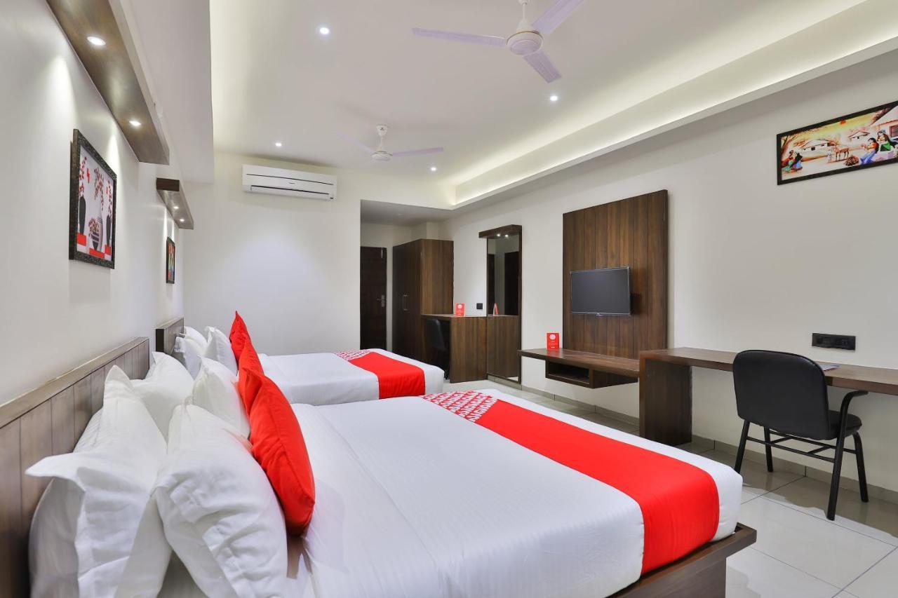 Oyo 16604 Hotel Sparsh Inn أحمد أباد المظهر الخارجي الصورة
