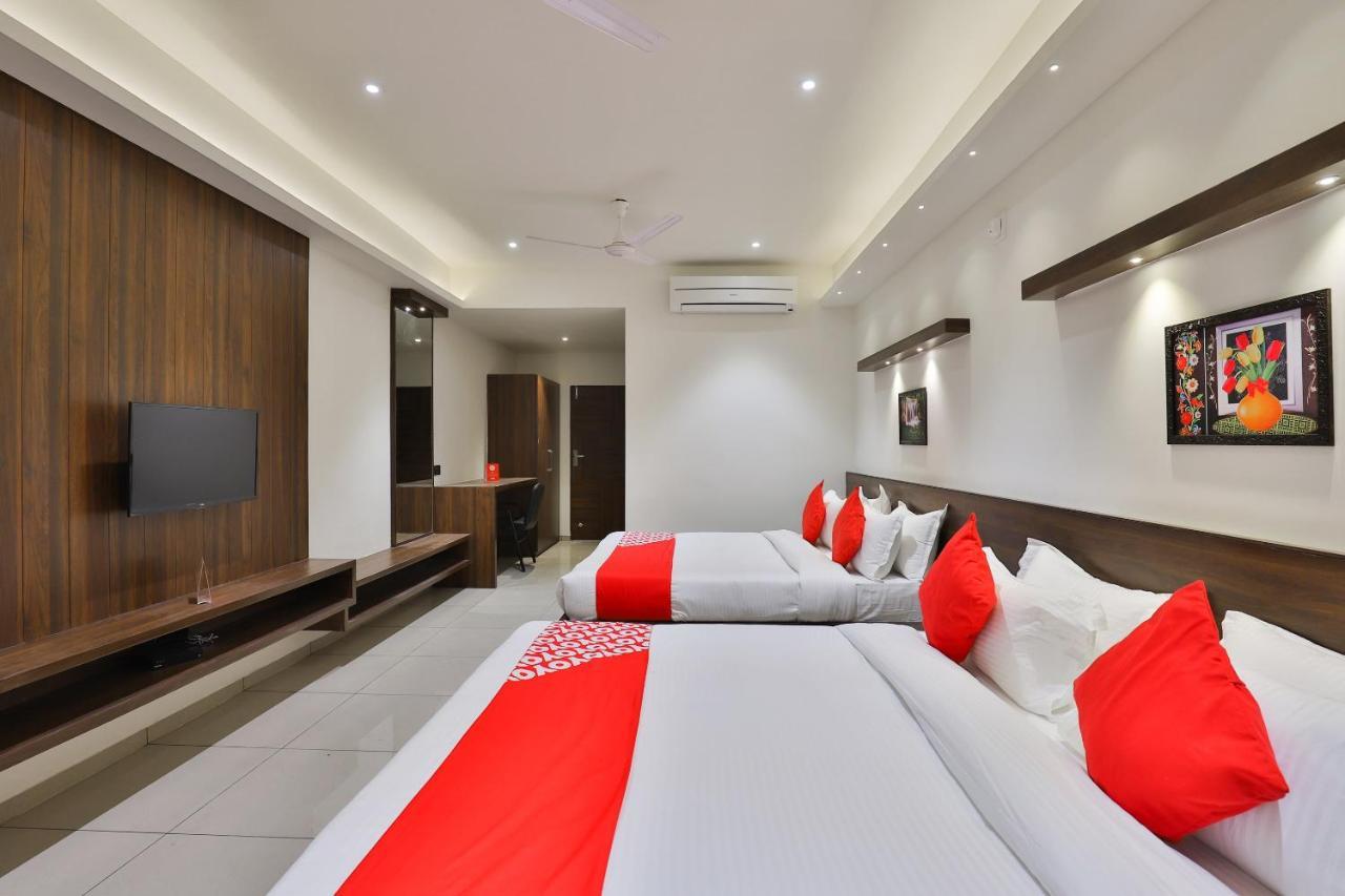 Oyo 16604 Hotel Sparsh Inn أحمد أباد المظهر الخارجي الصورة