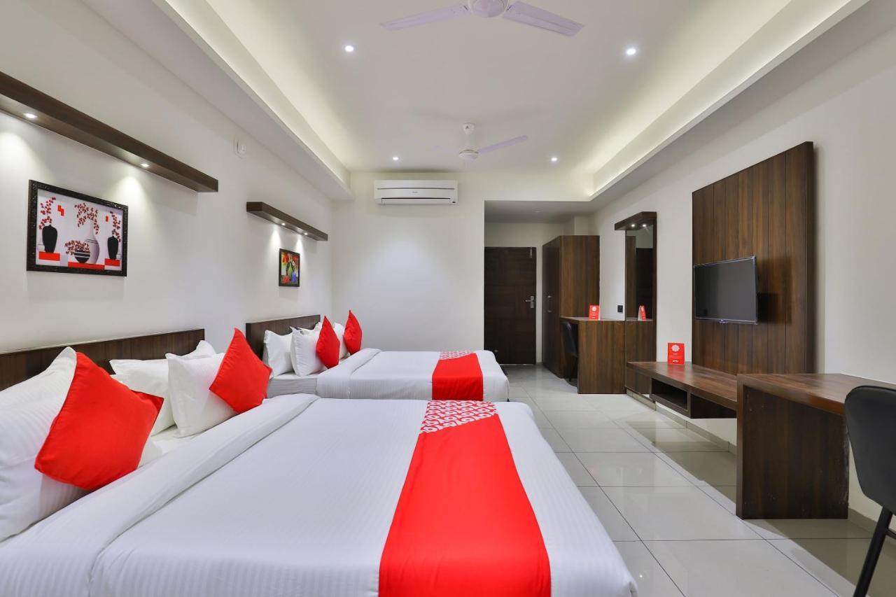 Oyo 16604 Hotel Sparsh Inn أحمد أباد المظهر الخارجي الصورة