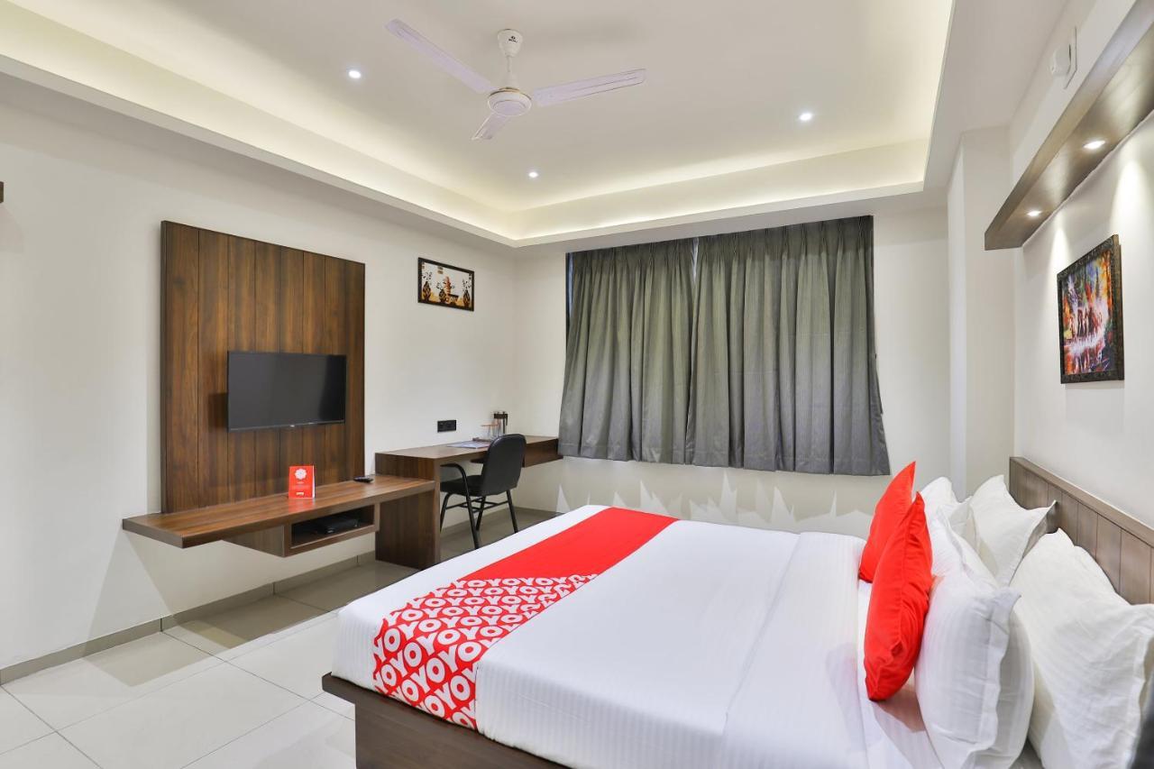 Oyo 16604 Hotel Sparsh Inn أحمد أباد المظهر الخارجي الصورة