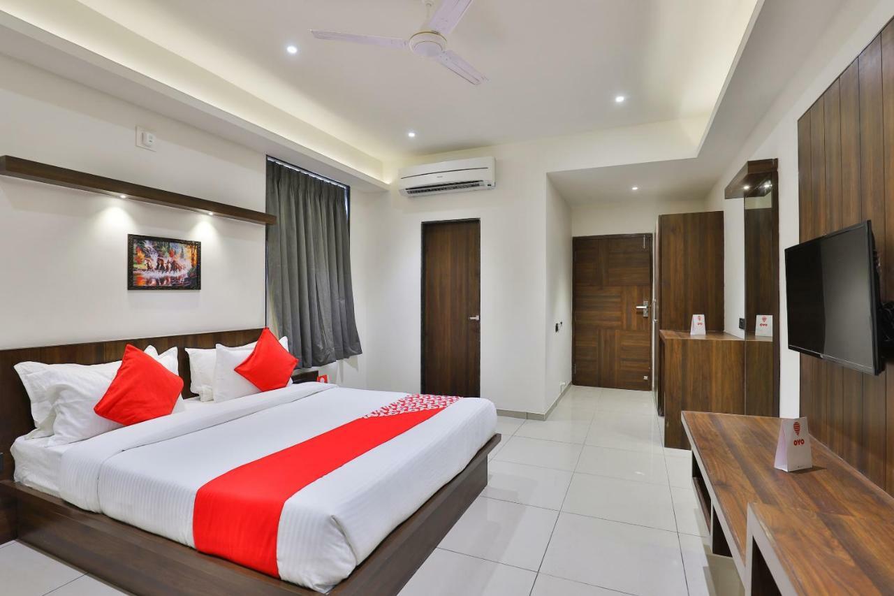 Oyo 16604 Hotel Sparsh Inn أحمد أباد المظهر الخارجي الصورة