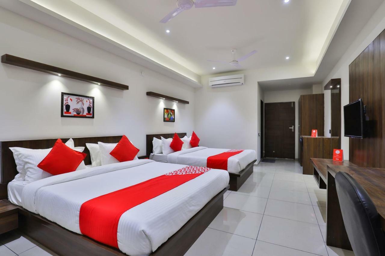 Oyo 16604 Hotel Sparsh Inn أحمد أباد المظهر الخارجي الصورة