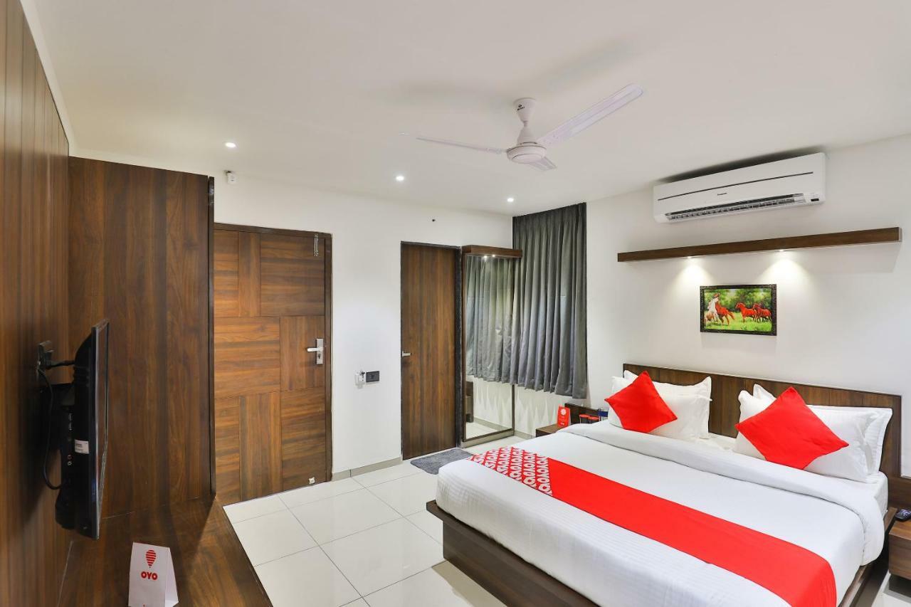 Oyo 16604 Hotel Sparsh Inn أحمد أباد المظهر الخارجي الصورة